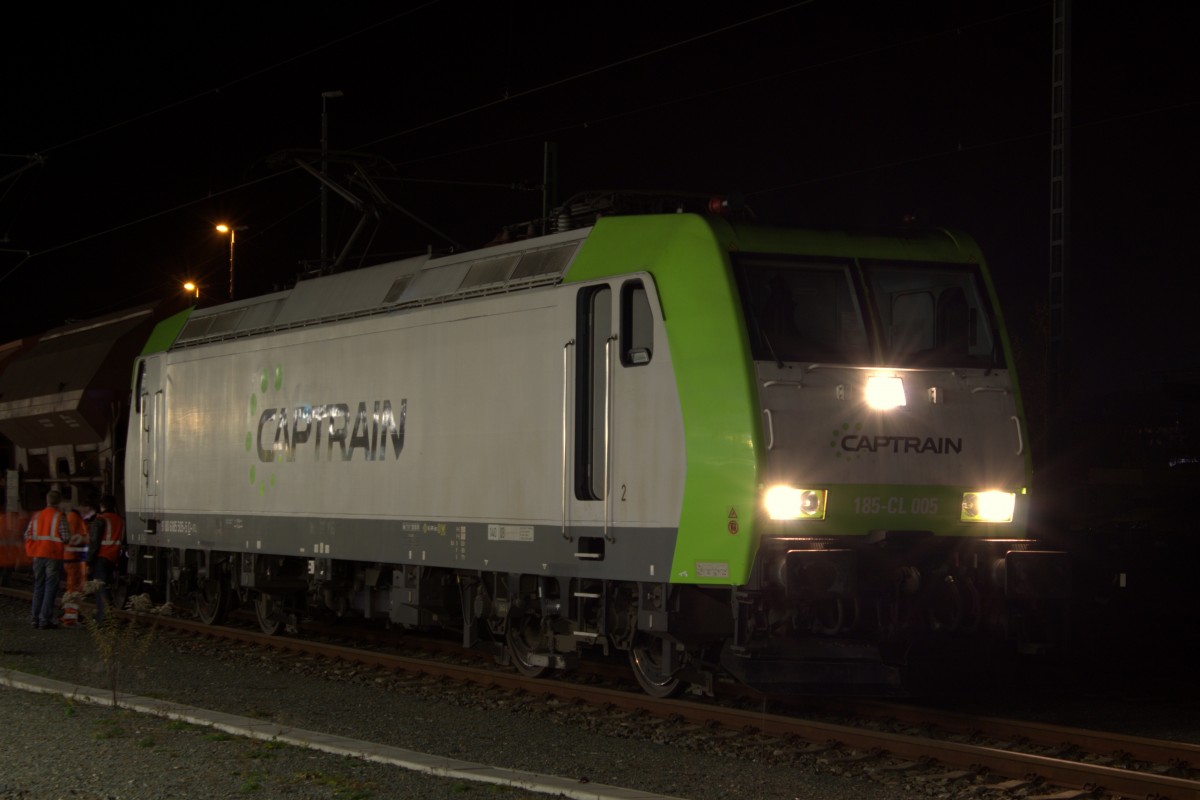 Nachts in Plauen, die Captrain 185 CL 005 mit Güterzug vor der Abfahrt gen CZ. Aufgenommen am 07.11.2015.
