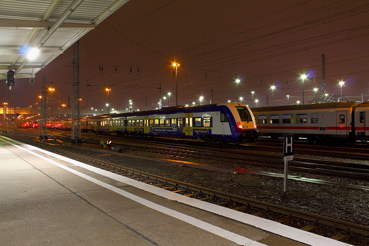 Nachtstimmung in der Abstellanlage Berlin-Lichtenberg.
Der InterConnex steht am 20.01.2014 zur Zugreinigung bereit.