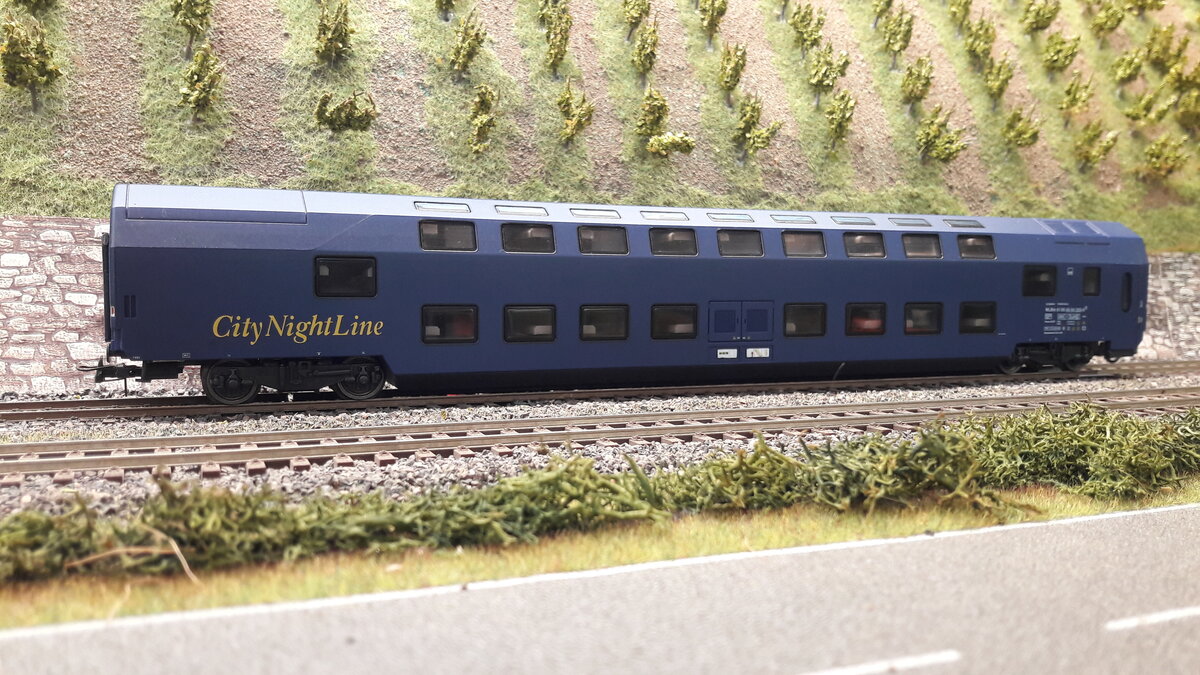 Nachtzüge in Europa, CNL (City Night Line), DB Autozug, Fernzüge wie der   Jan Kiepura   usw. brachten ab Mitte der 90er Jahre bis weit ins 21 Jahrhundert ein schönes buntes Erscheinungsbild auf die Schienen. Einzelwagenbilder mit Wagentypen, wo nötig weil 2 verschiedene Seiten, dann 2 Bilder pro Wagen. Hier nun ein Doppelstock Schlafwagen WLABm in der ersten blauen Lackierung mit kleiner Aufschrift City Night Line, linke Seite. Modell Heris 11059