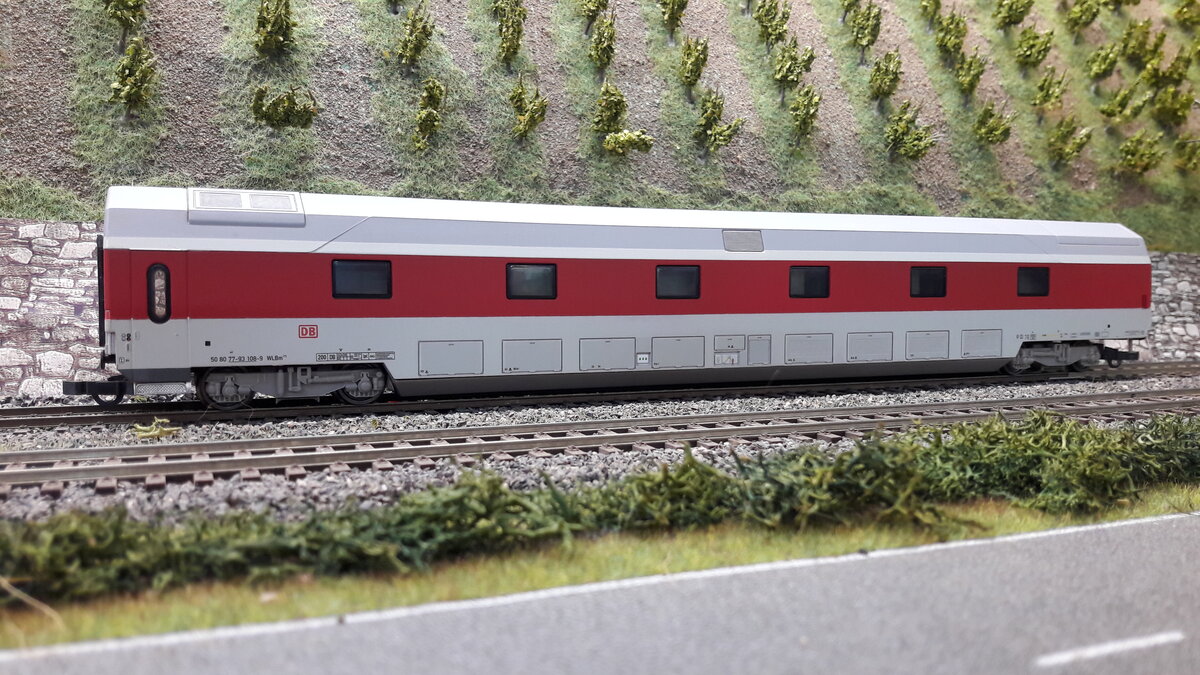 Nachtzüge in Europa, CNL (City Night Line), DB Autozug, Fernzüge wie der   Jan Kiepura   usw. brachten ab Mitte der 90er Jahre bis weit ins 21 Jahrhundert ein schönes buntes Erscheinungsbild auf die Schienen. Einzelwagenbilder mit Wagentypen, wo nötig weil 2 verschiedene Seiten, dann 2 Bilder pro Wagen. Hier nun ein Doppelstock Schlafwagen WLABm in Nachtzug / DB Autozug Variante, durchgezogenes rotes Band, rechte Seite. Modell Heris 11284