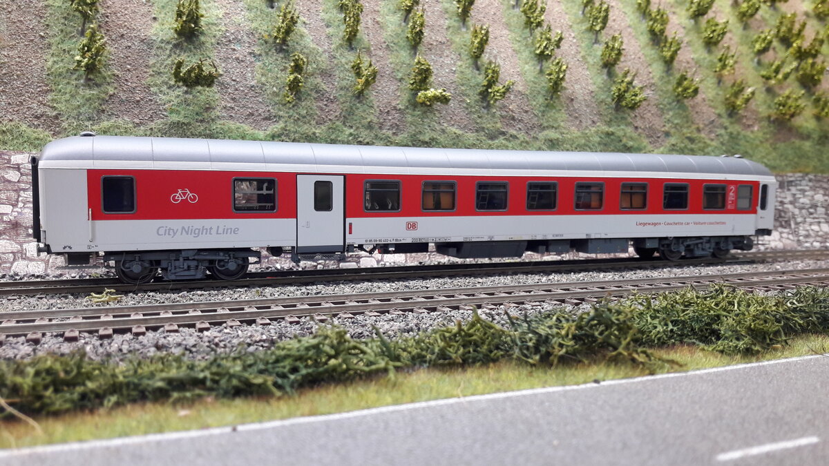 Nachtzüge in Europa, CNL (City Night Line), DB Autozug, Fernzüge wie der   Jan Kiepura   usw. brachten ab Mitte der 90er Jahre bis weit ins 21 Jahrhundert ein schönes buntes Erscheinungsbild auf die Schienen. Einzelwagenbilder mit Wagentypen, wo nötig weil 2 verschiedene Seiten, dann 2 Bilder pro Wagen. Hier ein Liegewagen mit Fahrradabteil BDCm 874.1 in der letzten City Night Line Lackierung . Das Modell ist von LS Models aus einem Set von 2 Wagen ( Liegwagen u. Speisewagen), Set 49018