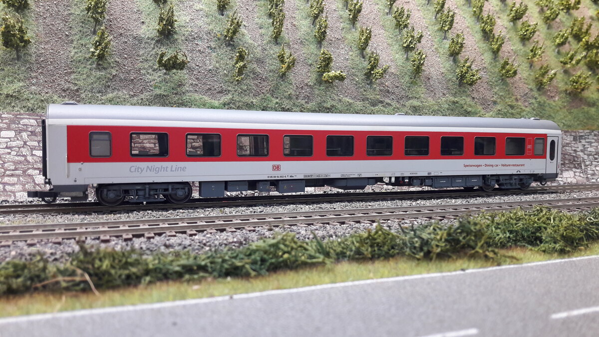 Nachtzüge in Europa, CNL (City Night Line), DB Autozug, Fernzüge wie der   Jan Kiepura   usw. brachten ab Mitte der 90er Jahre bis weit ins 21 Jahrhundert ein schönes buntes Erscheinungsbild auf die Schienen. Einzelwagenbilder mit Wagentypen, wo nötig weil 2 verschiedene Seiten, dann 2 Bilder pro Wagen. Hier ein Speisewagen WRm131.0 in der letzten City Night Line Lackierung . Das Modell ist von LS Models aus einem Set von 2 Wagen ( Liegwagen u. Speisewagen), Set 49018 , das Bild zeigt die linke Seite