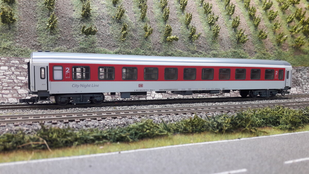 Nachtzüge in Europa, CNL (City Night Line), DB Autozug, Fernzüge wie der   Jan Kiepura   usw. brachten ab Mitte der 90er Jahre bis weit ins 21 Jahrhundert ein schönes buntes Erscheinungsbild auf die Schienen. Einzelwagenbilder mit Wagentypen, wo nötig weil 2 verschiedene Seiten, dann 2 Bilder pro Wagen. Hier sogenannter Sitzwagen  Bomdz 236.9 , City Night Line Aufschrift , keinerlei weitere Beschriftung, in der letzten City Night Line Lackierung . Das Modell ist von Tillig aus einem Set von 3 Wagen ( 3 Wagen in verschiedenen Ausführunge), Set 74183