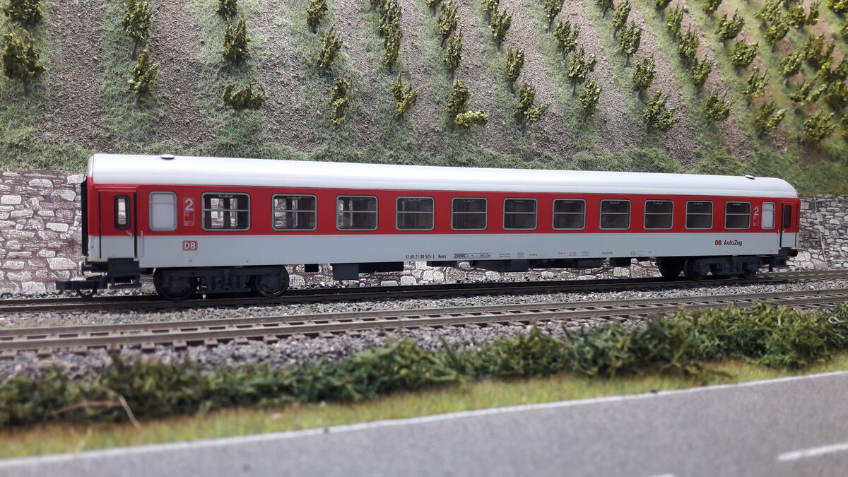 Nachtzüge in Europa, CNL (City Night Line), DB Autozug, Fernzüge wie der   Jan Kiepura   usw. brachten ab Mitte der 90er Jahre bis weit ins 21 Jahrhundert ein schönes buntes Erscheinungsbild auf die Schienen. Einzelwagenbilder mit Wagentypen, wo nötig weil 2 verschiedene Seiten, dann 2 Bilder pro Wagen. Hier ein sogenannter Sitzwagen  Bomz 236.5,   DB Autozug    Schriftzug , durchgehendes rotes Farbband . Das Modell ist von Tillig  74489