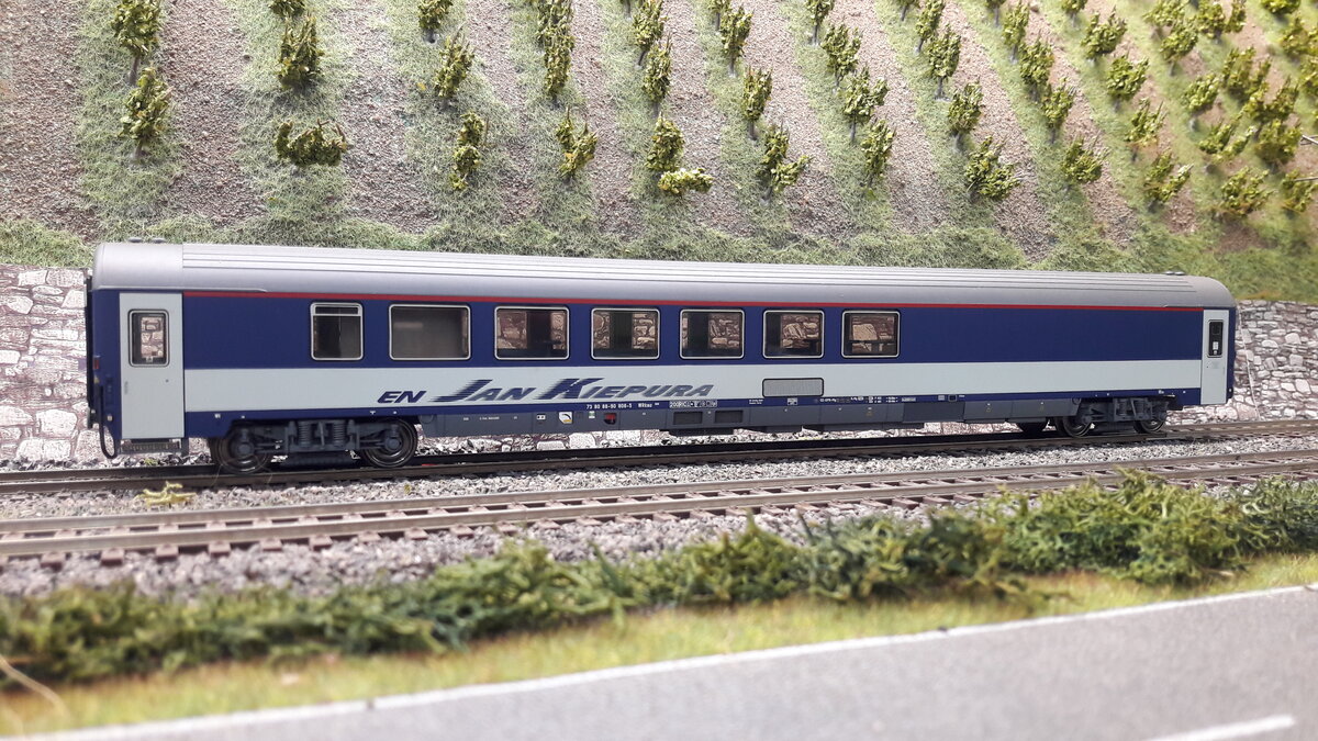 Nachtzüge in Europa, CNL (City Night Line), DB Autozug, Fernzüge wie der   Jan Kiepura   usw. brachten ab Mitte der 90er Jahre bis weit ins 21 Jahrhundert ein schönes buntes Erscheinungsbild auf die Schienen. Einzelwagenbilder mit Wagentypen, wo nötig weil 2 verschiedene Seiten, dann 2 Bilder pro Wagen. Hier ein Speisewagen WRKmz 858 der DB in Jan Kiepura Lackierung. Der EuroNightzug EN 347 namens Jan Kiepura, ist nach dem polnischen Tenorsänger Jan Kiepura benannt. Es ist ein Nachtreisezug zwischen Amsterdam–Köln–Hamm–Hannover–Warschau mit Kurswagen nach Brest–Minsk–Moskau. Das Modell ist von ACME aus einem Zweierset mit einem Sitz/Liegewagen, Set Nr. 55054