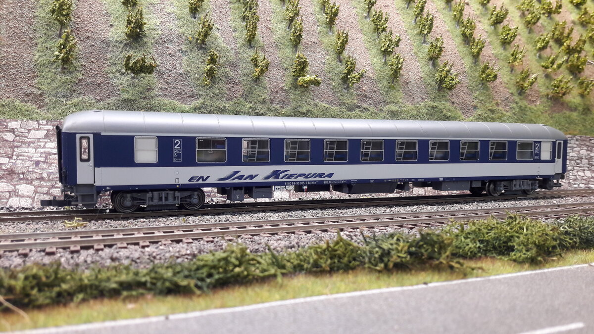 Nachtzüge in Europa, CNL (City Night Line), DB Autozug, Fernzüge wie der   Jan Kiepura   usw. brachten ab Mitte der 90er Jahre bis weit ins 21 Jahrhundert ein schönes buntes Erscheinungsbild auf die Schienen. Einzelwagenbilder mit Wagentypen, wo nötig weil 2 verschiedene Seiten, dann 2 Bilder pro Wagen. Hier ein Liegewagen Bvcmbz 249 der PKP in Jan Kiepura Lackierung. Der EuroNightzug EN 347 namens Jan Kiepura, ist nach dem polnischen Tenorsänger Jan Kiepura benannt. Es ist ein Nachtreisezug zwischen Amsterdam–Köln–Hamm–Hannover–Warschau mit Kurswagen nach Brest–Minsk–Moskau. Das Modell ist ein äußerst seltenes Modell von LS Models LS 46023-L