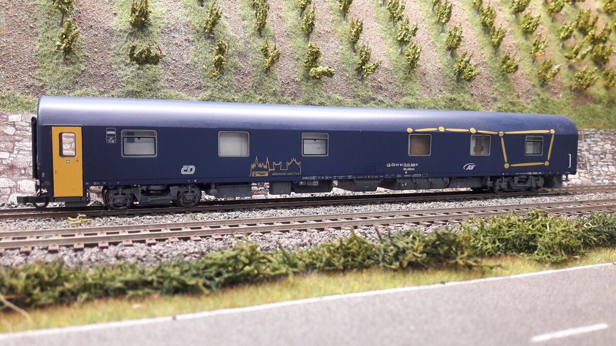 Nachtzüge in Europa, CNL (City Night Line), DB Autozug, Fernzüge wie der   Jan Kiepura   usw. brachten ab Mitte der 90er Jahre bis weit ins 21 Jahrhundert ein schönes buntes Erscheinungsbild auf die Schienen. Einzelwagenbilder mit Wagentypen, wo nötig weil 2 verschiedene Seiten, dann 2 Bilder pro Wagen. Hier ein Schlafwagen WLABmz 173 der CD in blauer Lackierung mit der Aufschrift   Lednice - Valtice   . Es gab noch einige andere Aufschriften wie   Praha   usw. Es waren gut 5 oder 6 verschiedene Städtenamen. Das Modell ist von Railtop 35513 , rechte Seite