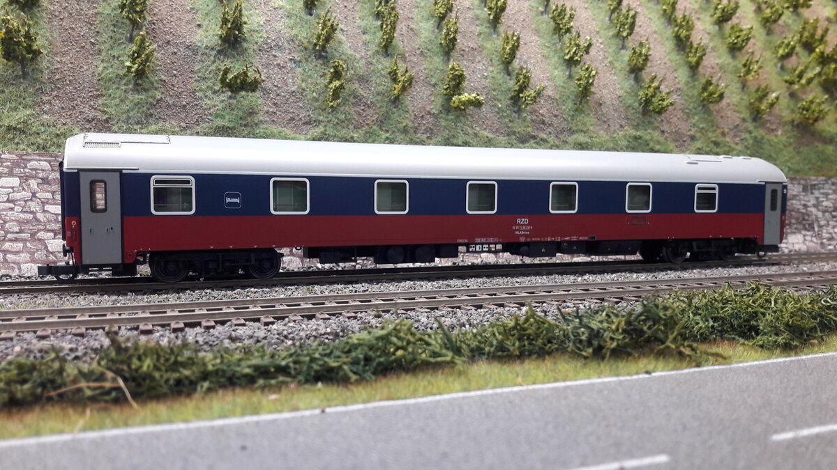 Nachtzüge in Europa, CNL (City Night Line), DB Autozug, Fernzüge wie der   Jan Kiepura   usw. brachten ab Mitte der 90er Jahre bis weit ins 21 Jahrhundert ein schönes buntes Erscheinungsbild auf die Schienen. Einzelwagenbilder mit Wagentypen, wo nötig weil 2 verschiedene Seiten, dann 2 Bilder pro Wagen. Hier ein russischer Schlafwagen WLABmee der RZD für den Europäischen Verkehr, zum Beispiel als Kurswagen im Jan Kiepura EN 447 oder Weitstrecken Moskau - Paris EN 452 . Die Wagen sind Mehrspurfähig durch wechseln der Drehgestelle. Das Modell zeigt die Blau/Rote Lackierung und ist von LS Models 48010-2  rechte Seite