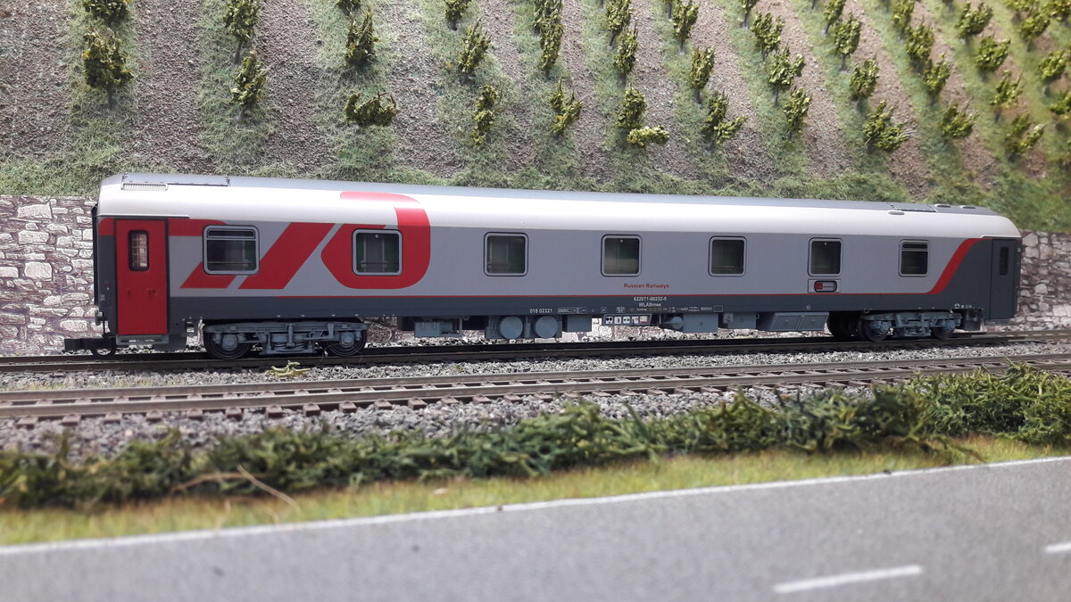 Nachtzüge in Europa, CNL (City Night Line), DB Autozug, Fernzüge wie der   Jan Kiepura   usw. brachten ab Mitte der 90er Jahre bis weit ins 21 Jahrhundert ein schönes buntes Erscheinungsbild auf die Schienen. Einzelwagenbilder mit Wagentypen, wo nötig weil 2 verschiedene Seiten, dann 2 Bilder pro Wagen. Hier ein russischer Schlafwagen WLABmee der RZD für den Europäischen Verkehr, zum Beispiel als Kurswagen im Jan Kiepura EN 447 oder Weitstrecken Moskau - Paris EN 452 . Die Wagen sind Mehrspurfähig durch wechseln der Drehgestelle. Das Modell zeigt die heute aktuelle Lackierung und einen Originalen Zuglauf Moskau - Paris. Modell LS Models Set 1 des Moskau - Paris 48031 rechte Seite
