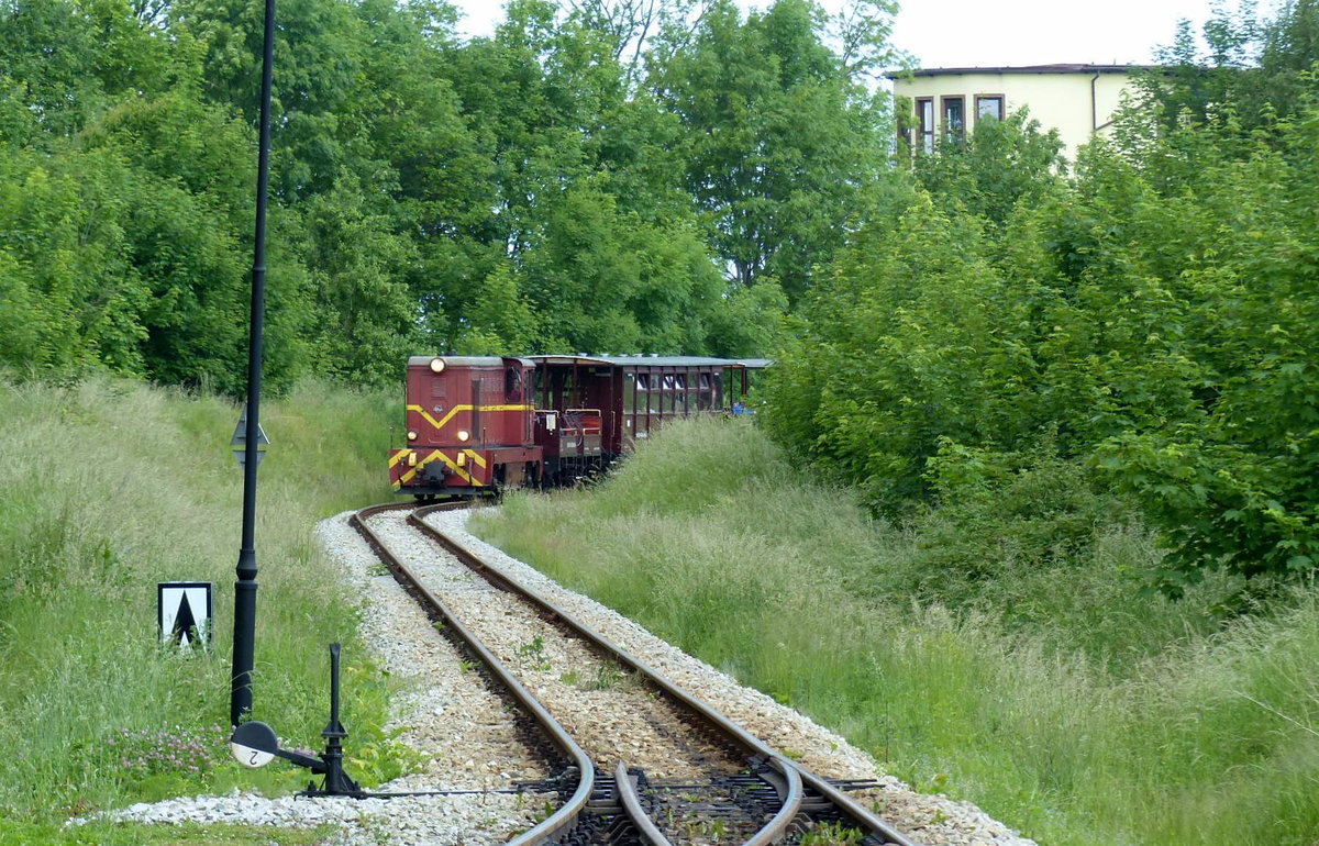 Nadmorska Kolej Wąskotorowa Lxd2-472  Rewal  hat am 12.06.2017 mit einem Zug aus Pogorzelica fast den Zielbahnhof Trzęsacz erreicht.