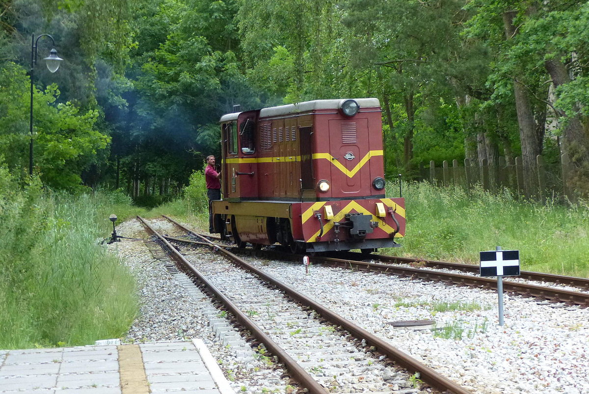 Nadmorska Kolej Wąskotorowa Lxd2-472  Rewal  am 12.06.2017 beim umsetzen in Pogorzelica.