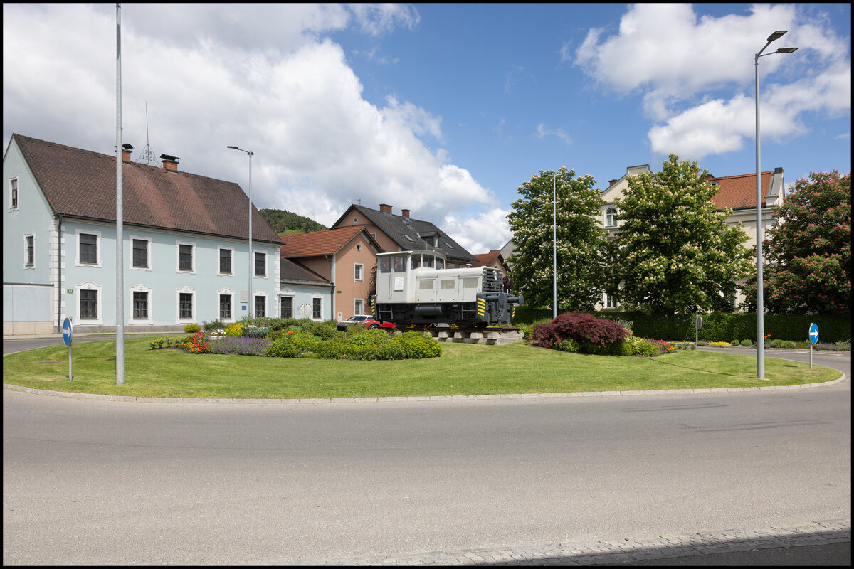 Nächst dem Bahnhof Köflach schmückt eine kleine Diesellok den Kreisverkehr. 14.5.2025 