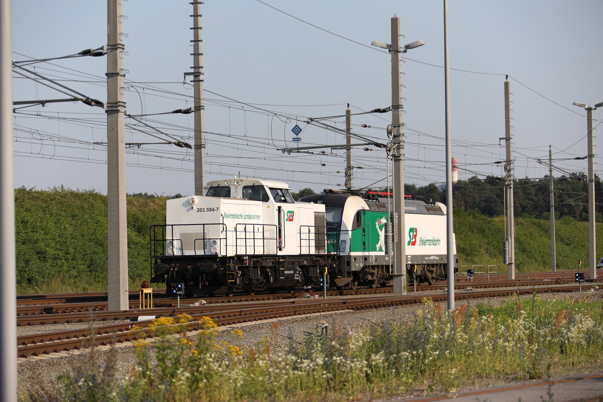 Nächst dem Container-Terminal bei Kalsdorf rollten mir gestern Abend 203.597 und 183.717 vor die Linse.
20.06.2017