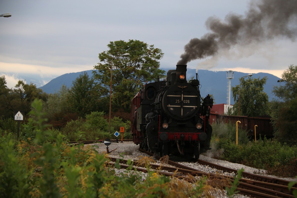 Nächst des Petrol-Werkes in Celje, das wir natürlich nicht befahren duften wartet 25.026 auf die nächste  Befehle  des Fototeams. Nochmal Danke an dieser Stelle.
24.09.2015