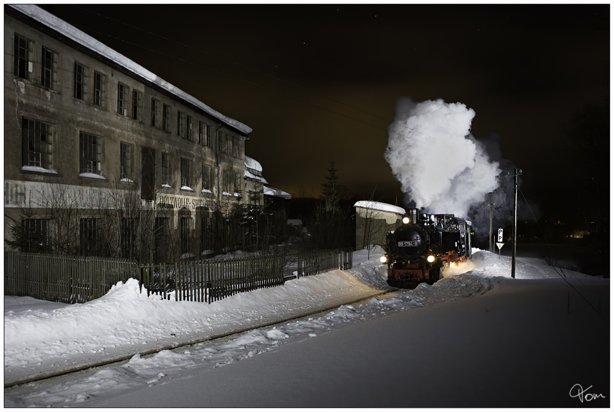 Nächtens in Hammerunterwiesenthal - Vorbei an der ehemaligen Holzwolle-Sägefabrik, dampft die VIIK 99 1794 durch das Erzgerbirge.
02.02.2019