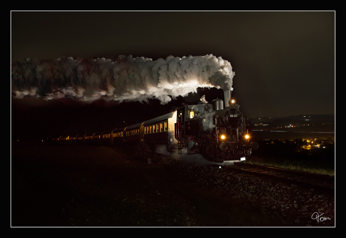 Nächtens im Rosental III - Mit Volldampf durch  die Nacht, fährt die NBiK Dampflok 88.103  mit einem Nikolausdampfzug von Ferlach nach Weizelsdorf. 
30.11.2018