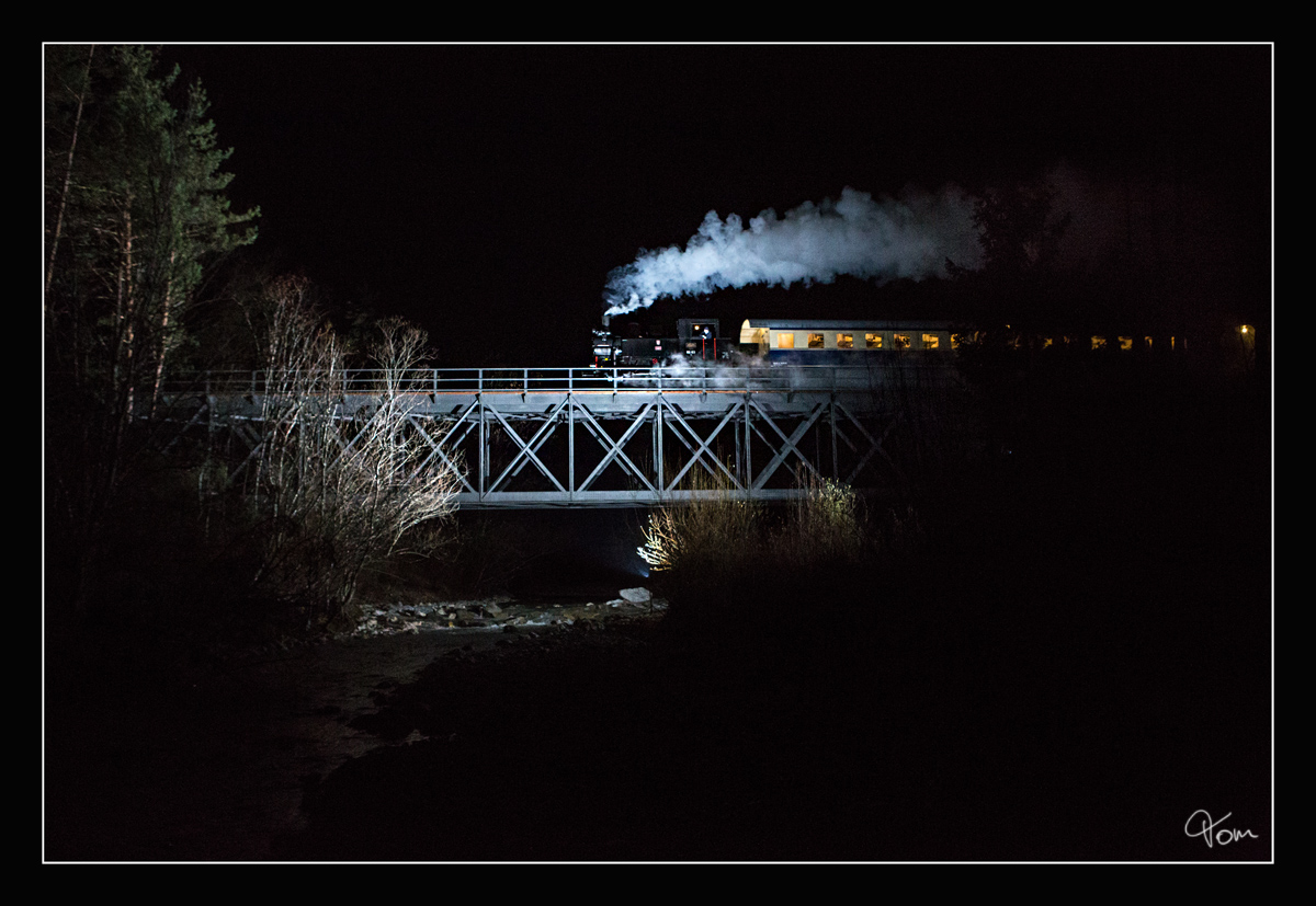 Nächtens im Rosental V - Die NBiK Dampflok 88.103 quert mit einem Nikolausdampfzug die Loiblbach-Brücke in Ferlach.
30.11.2018
