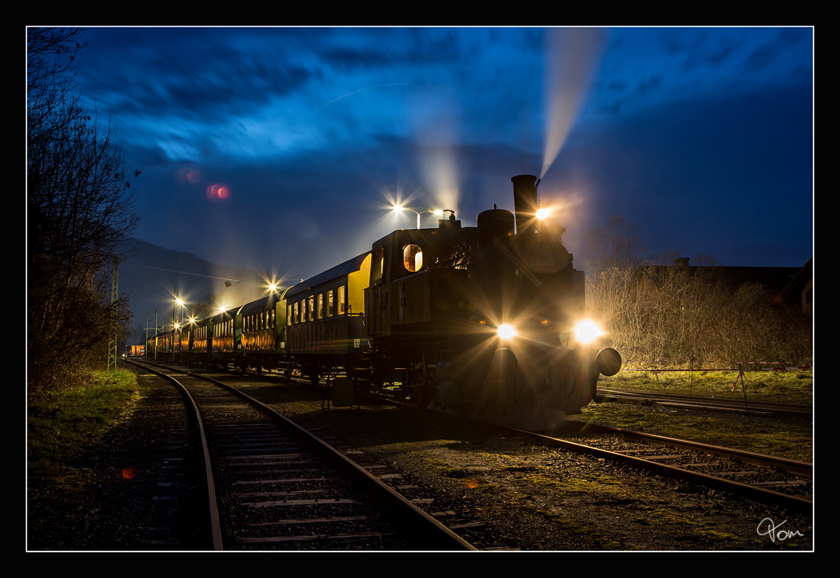 Nächtens im Rosental VII - Dampflok 88.103 hat mit dem letzen Zug die Endstation Ferlach erreicht. 
30.11.2018