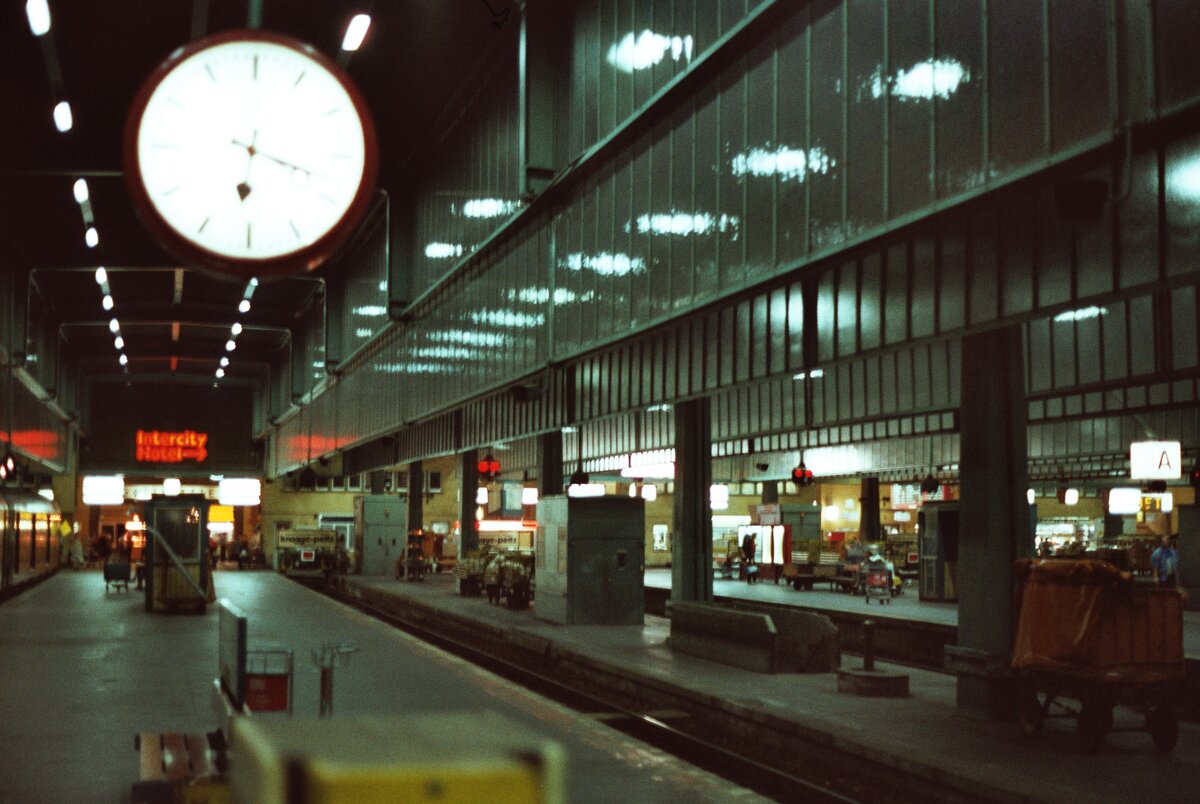 N�chtliche Sch�nheit des Hauptbahnhofs Stuttgart (1983)