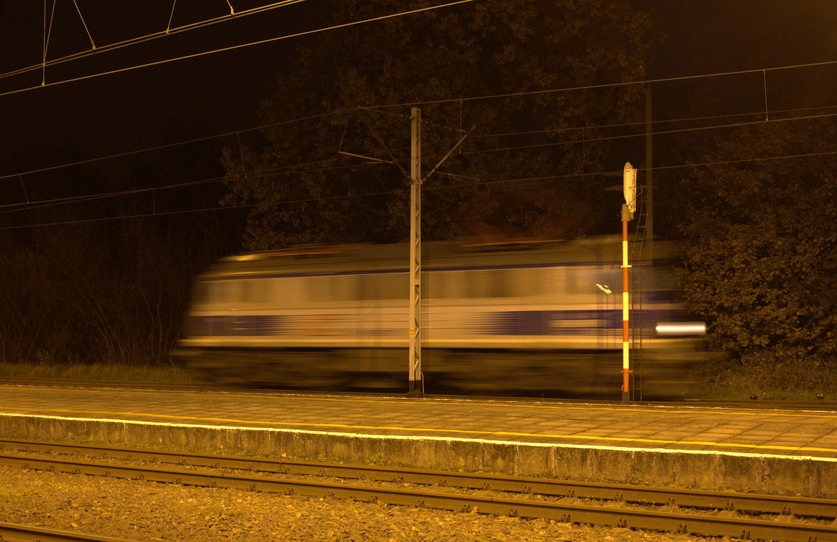 Nächtliche Vorbeifahrt einer E-Lok in Swinemünde. 21.10.2016 21:43 Uhr.