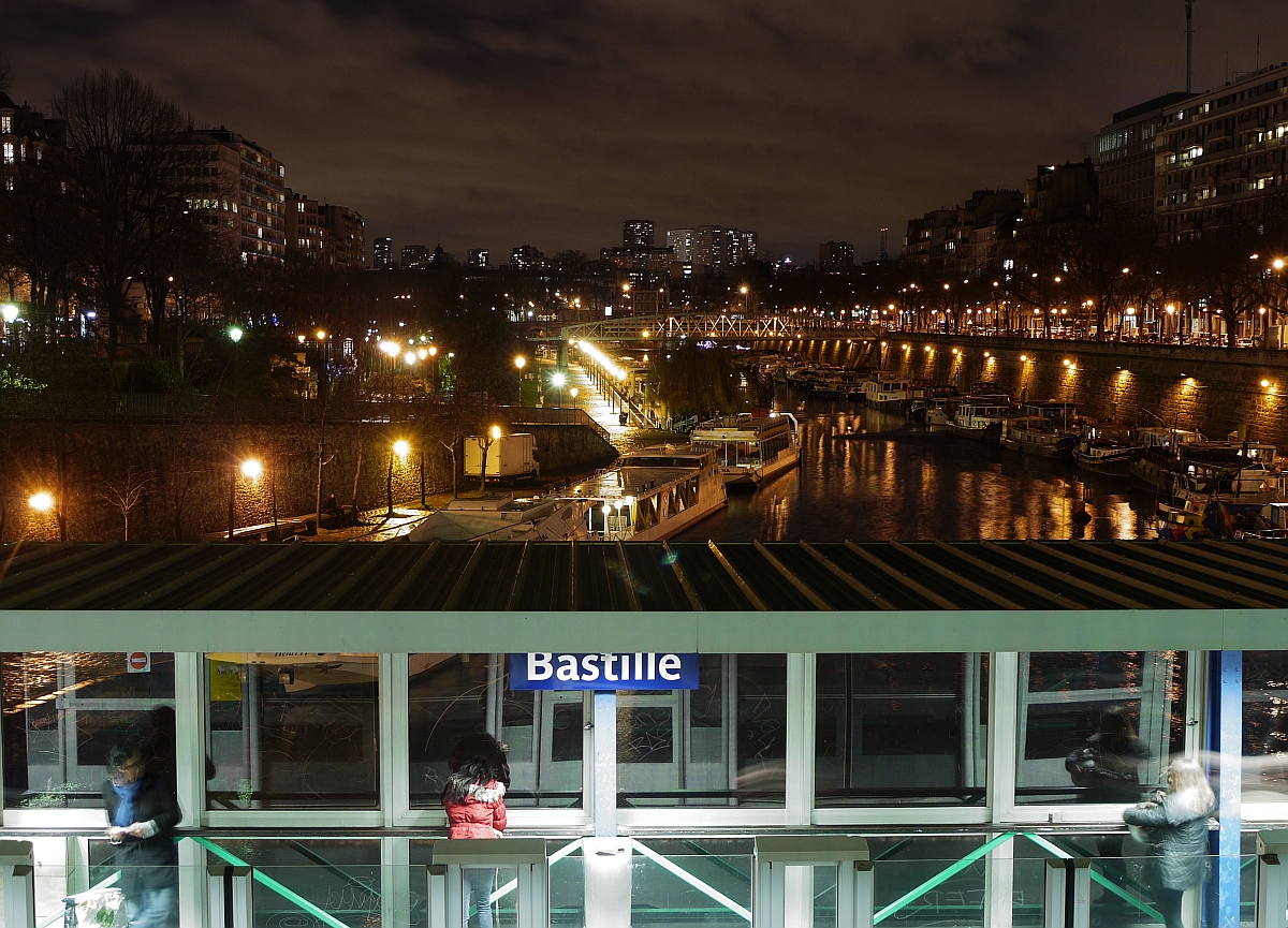 Nächtlicher Blick Richtung Süden auf die Pariser Metrostation  Bastille , die genau über dem Kanal Saint-Martin liegt. 16.1.2014 