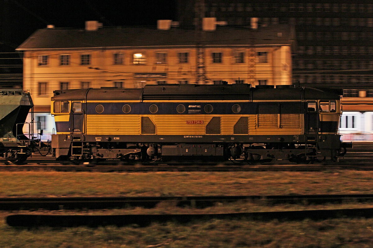 Nächtlicher Mitzieher auf die 753 734-3 der AWT die nachts beschäftigt ist mit Rangierarbeiten im Bahnhof Usti nad Labem.Bild vom 10.9.2015