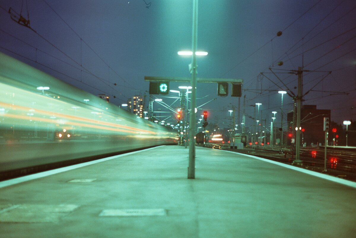 Nächtlicher Zug im Hauptbahnhof von Stuttgart 1983