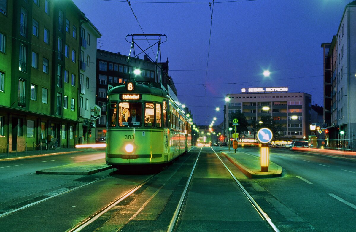 Nächtlicher Zug der Nürnberger Straßenbahn bei der Station Stresemannplatz (25.05.1985)