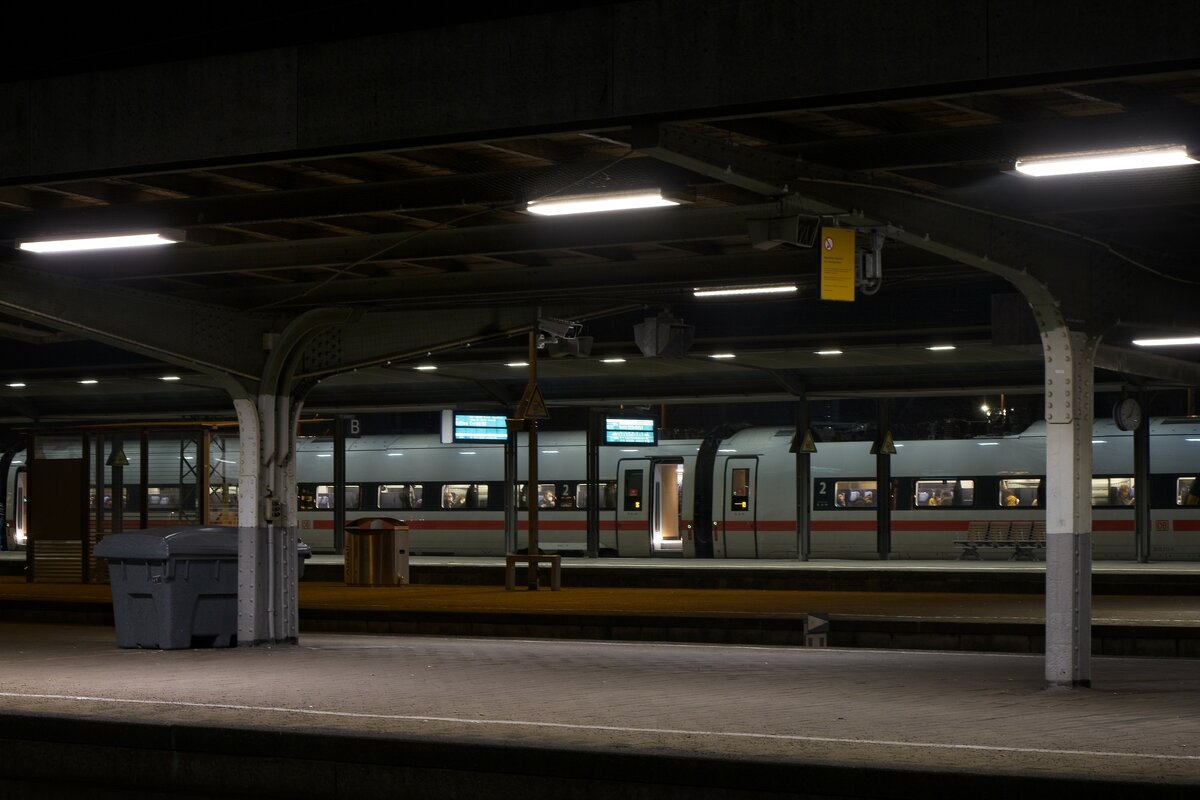 Nächtliches Stillleben am Hauptbahnhof Hamm - an den ansonsten verlassenen Bahnsteigen wartet ein ICE auf den verspäteten Zugteil aus Köln (29.01.2023) 