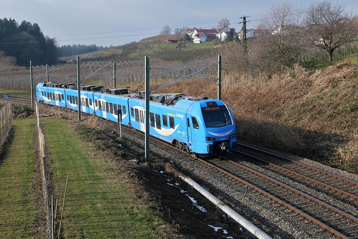 Nhe des Lindauer Ortsteils Schnau fhrt ET 4.39 als RE 96 / 78934 von Lindau-Reutin ber Lindau-Insel nach Mnchen (20.12.2021)