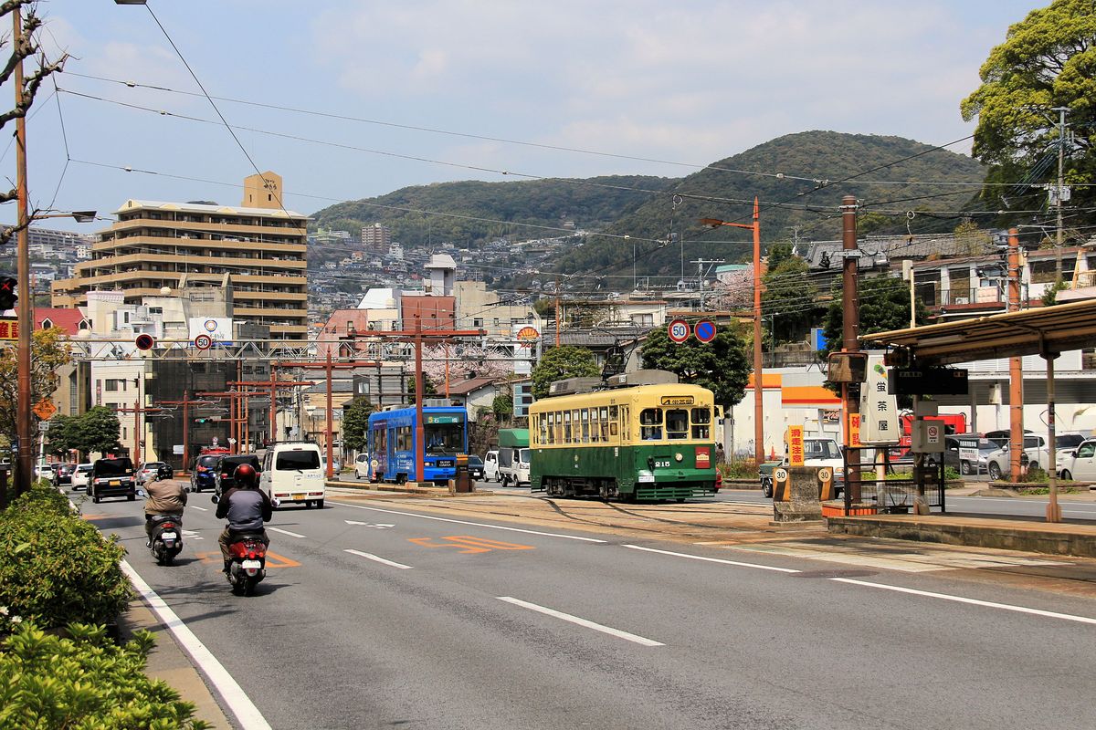 Nagasaki, Einfahrt des Wagens 215 (Baujahr 1951, Serie 211-216) in die Endstation Hotaru Jaya. Man sieht gut, wie diese Stadt in die Berge hineingebaut ist (was auch schon zu Hangrutschkatastrophen geführt hat). 1.April 2018  