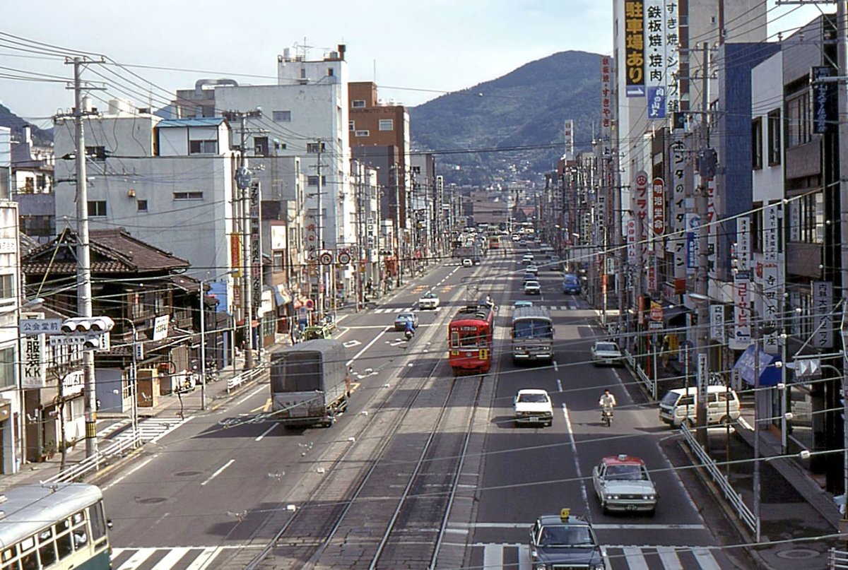 Nagasaki einst und jetzt: Strassenbahnwagen 371 (Baujahr 1962, Serie 371-377) in der Innenstadt am 20.März 1981. 