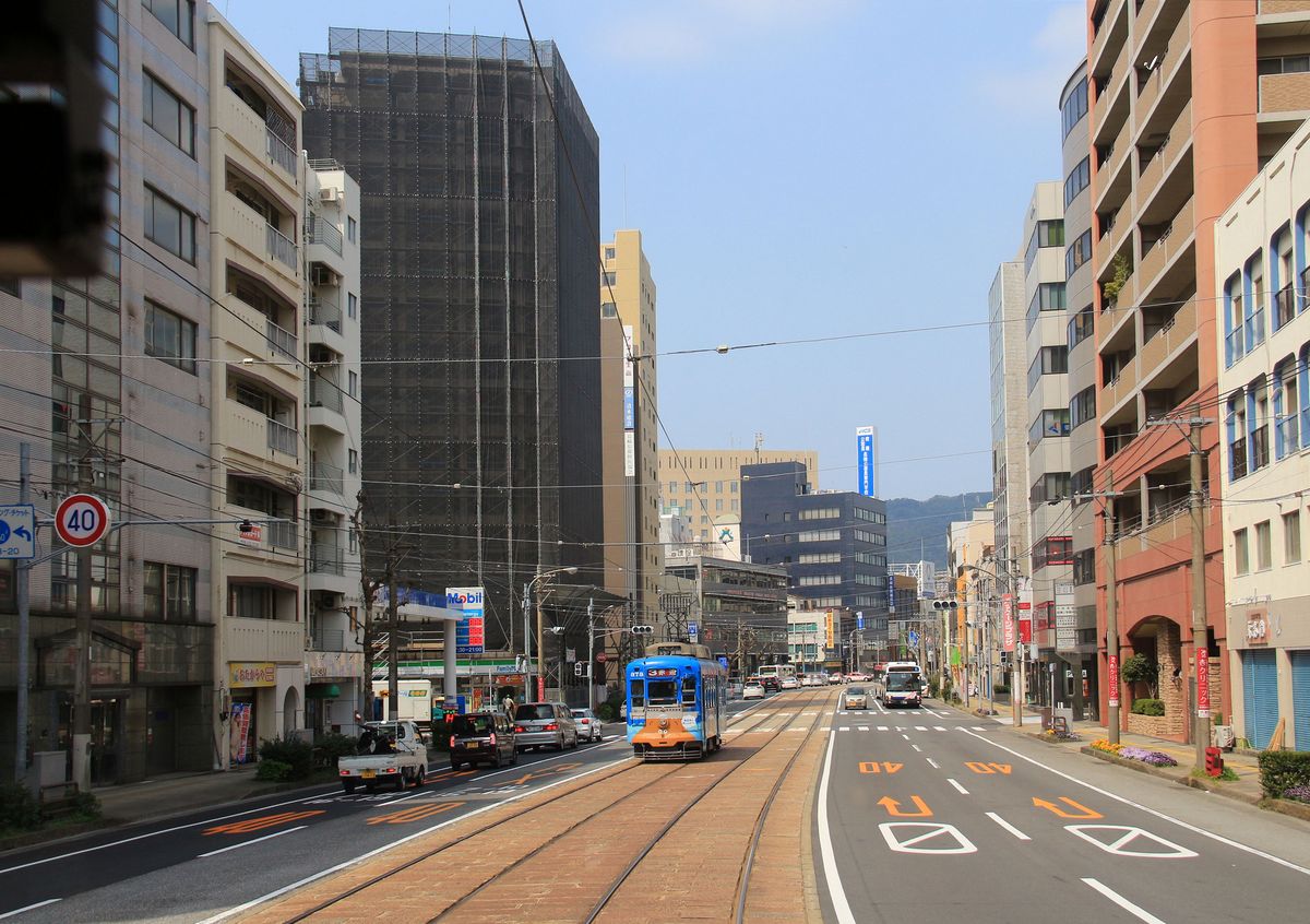 Nagasaki einst und jetzt: Strassenbahnwagen 373 (Baujahr 1962, Serie 371-377) in der Innenstadt am 1.April 2018. 