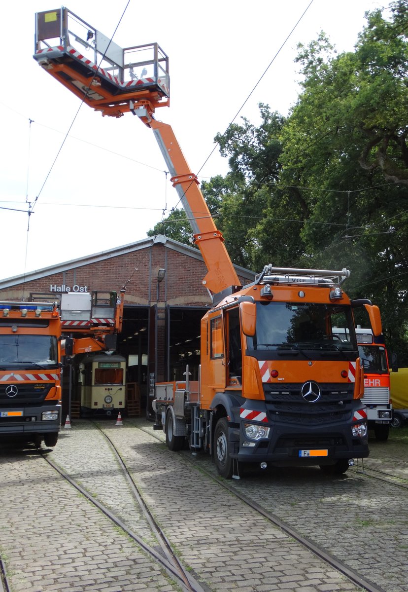Nagelenuer VGF Mercedes Benz Arocs Oberleitungswagen mit ZAGRO Zweiwege Einheit am 10.07.16 beim Sommerfest im Straßenbahn Museum Frankfurt am Main 