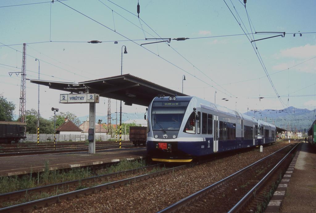 Nagelneu im Einsatz waren im Jahr 2004 die Stadler Triebwagen der Reihe 840 
bei den slowakischen Eisenbahnen. Ich hatte die Gelegenheit, diesen Zug
mit 840006 und 840004 am 20.5.2004 zu benutzen. Das Foto machte ich im Bahnhof
Vrutky nach Ankunft aus Banska Bystrica. 