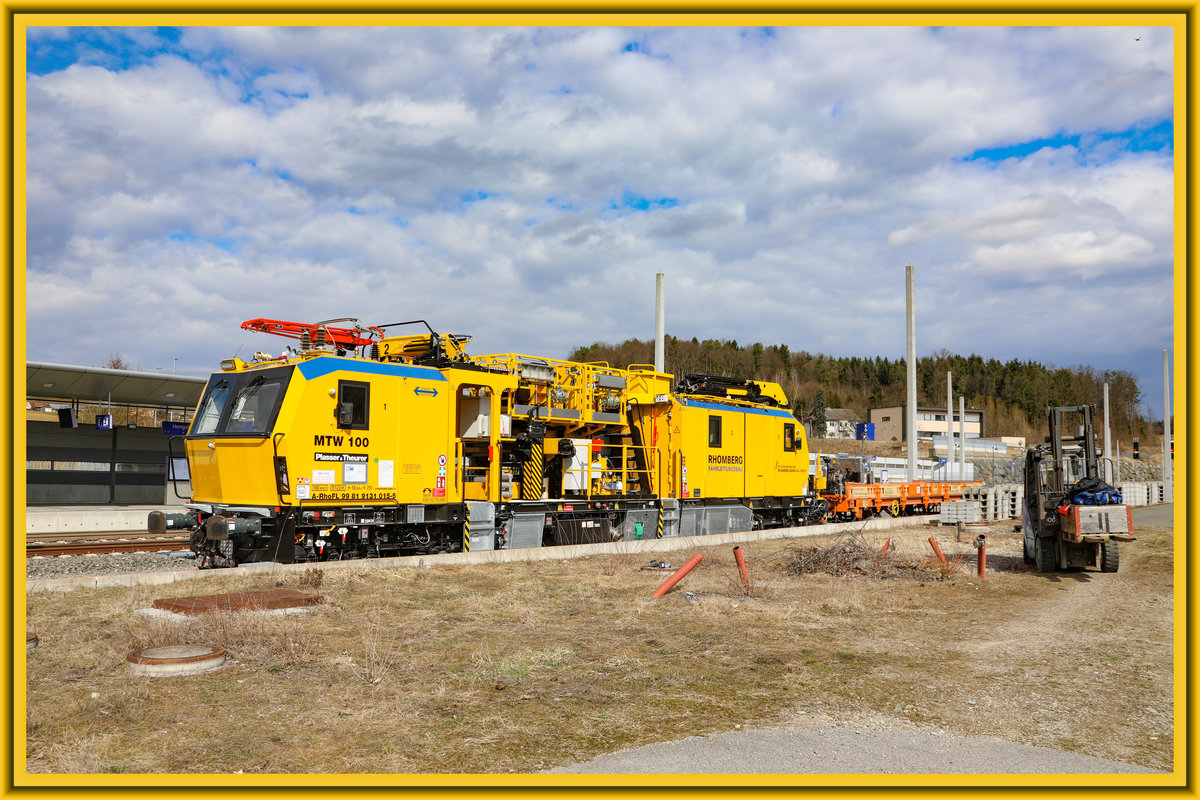 Nagelneu glänzt dieser MTW 100 im Bahnhof Hengsberg. 
Der Fahrleitungsbau wird hier vorangetrieben. 
8.03.2019