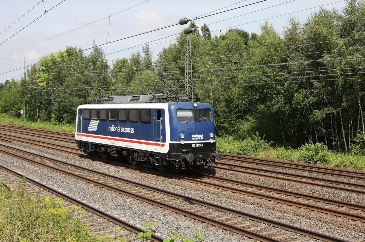 Nagelneu unterwegs: National Express Lok 110043
unterwegs am 22.7.2014 um 14.47 Uhr durch Hiddenhausen Richtung Herford.