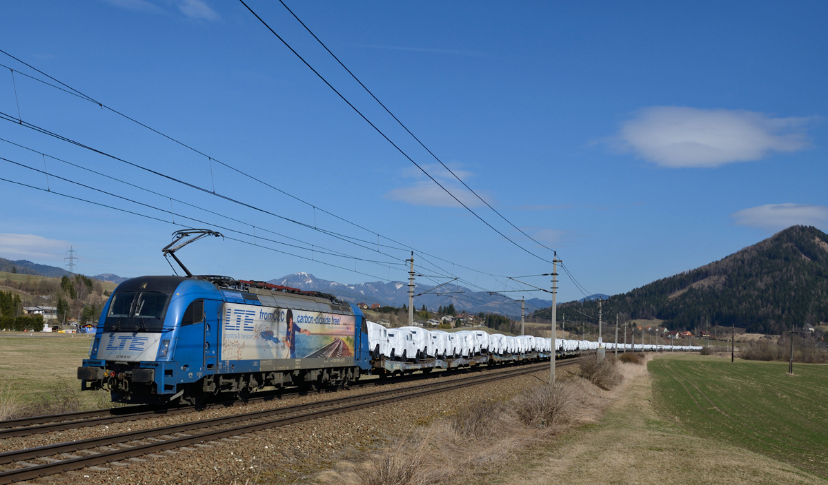 Nagelneue Mercedes G-Klassen waren am 16. März 2017 nach Bremerhaven unterwegs.....
1216 910 mit LTE 48998 bei Kammern.