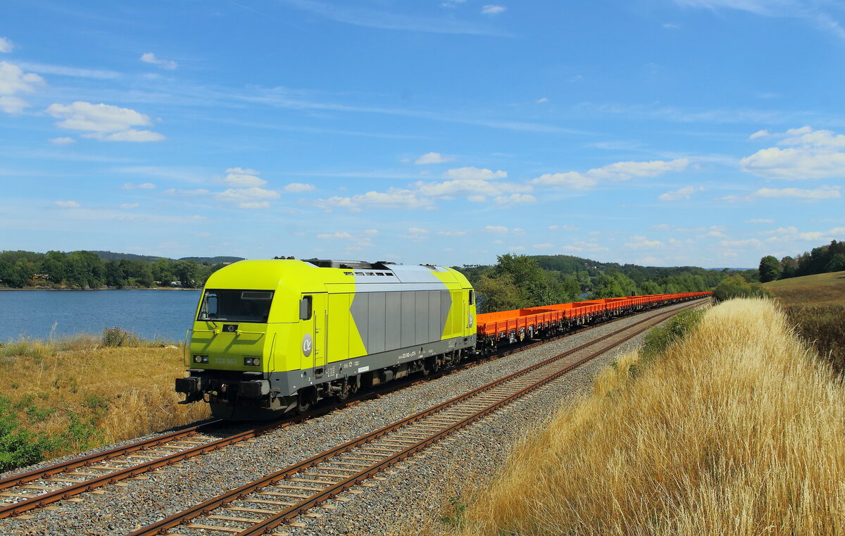 Nagelneue Res-Waggons werden von der Flex 223 062 aus Votjanov nach Leipzig gefahren. Aufgenommen wurde der Zug am 03.08.2022 an der Talsperre Pirk. 