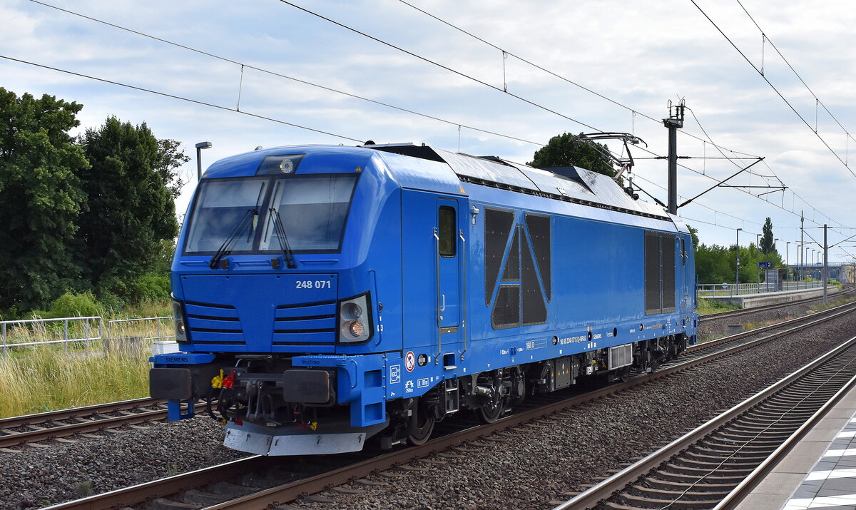 Nagelneue Vectron Dual Lok von RRL - RIVE Rail Leasing Limited, Dublin [D]  248 071  [NVR-Nummer: 90 80 2248 071-3 D-NRAIL] am 29.06.23 Höhe Bahnhof Pratau.
