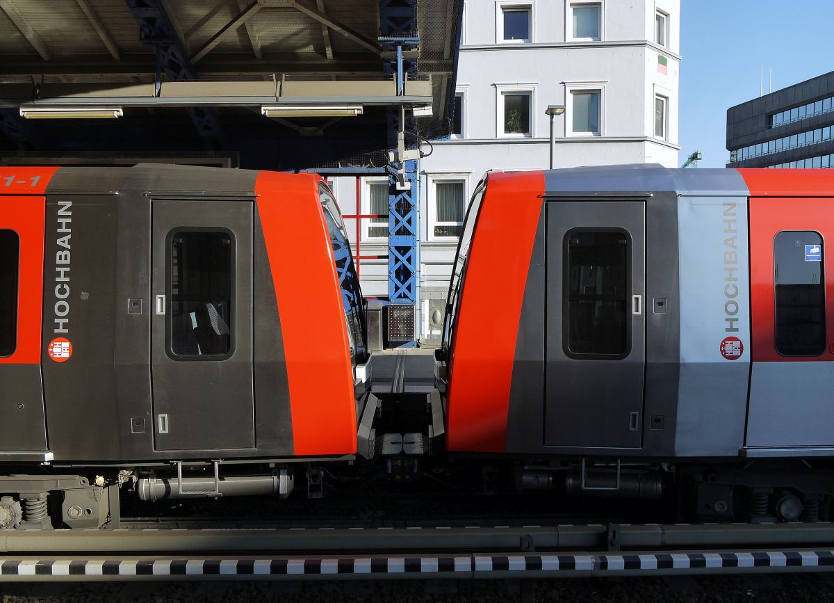 Nagelneuer DT5 in der Hamburger U-Bahnhaltestelle  Rödingsmarkt . 12.3.2014