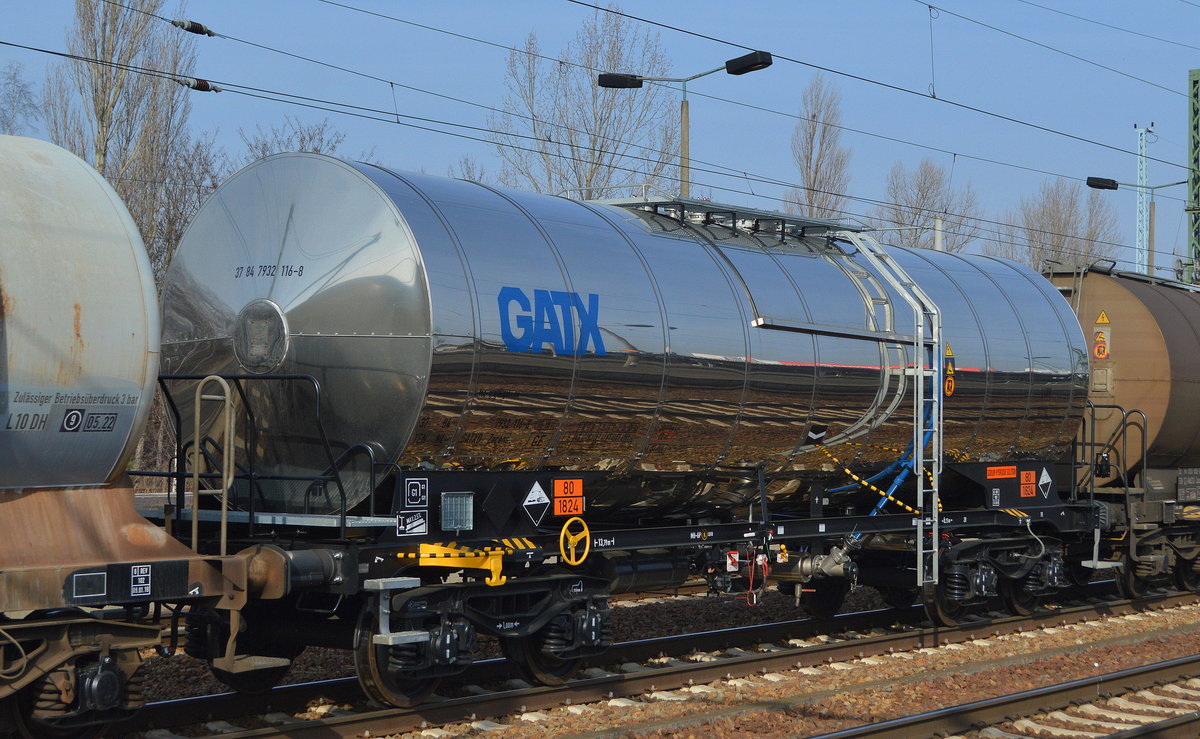 Nagelneuer Kesselwagen vom Einsteller GATX Deutschland mit niederländischer Registrierung mit der Nr. 37 TEN 84 NL-GATXD 7932 116-8 Zacens (GE) (UN-Nr.: 80/1824 = 	Natriumhydroxidlösungen (Natronlaugen)) am 28.02.19 Bf. Flughafen Berlin-Schönefeld. 