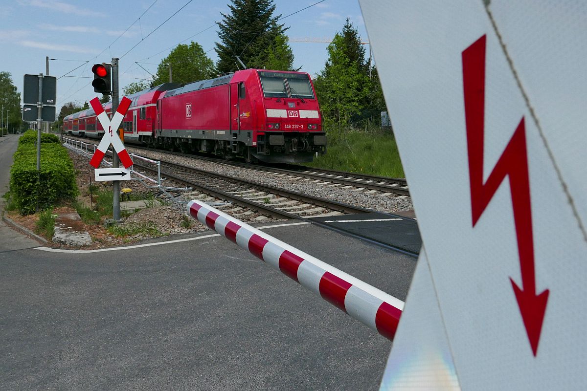 Nah am Andreaskreuz - Am 25.04.2020 schiebt 146 237-3 die Wagen des RE 4724, Konstanz - Karlsruhe, durch Allensbach.