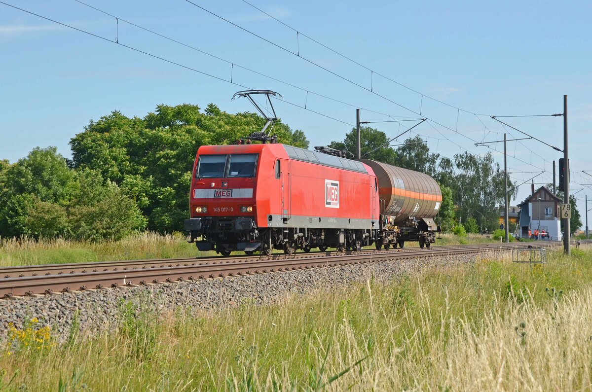 Nah an der Grenzlast war 145 017 der MEG, als sie am 29.06.23 mit ihrem Kesselwagen durch Braschwitz Richtung Halle(S) rollte.