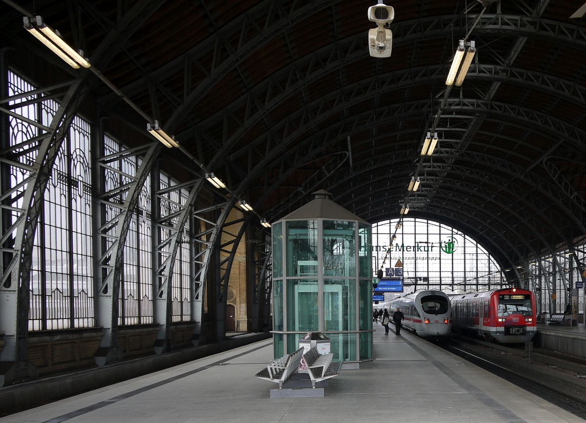 Nah- und Fernverkehr im Bahnhof Hamburg-Dammtor. 2.3.2014