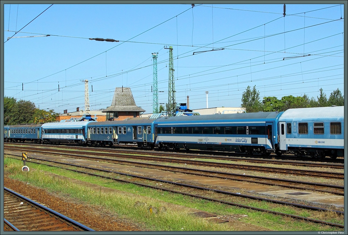 Nah- und Fernverkehrswagen verschiedenster Bauarten stehen am 18.08.2014 aufgereiht im Bahnhof Miskolc-Tiszai.