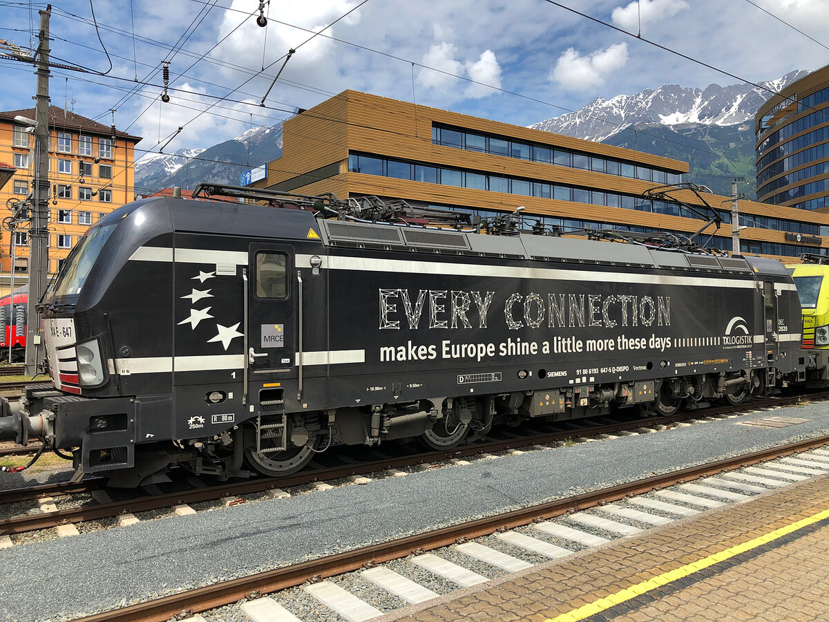 Nahaufnahme der MRCE/TXLogistik X4E-647 (193 647-5) im  Every Connection  Design. Innsbruck Hbf am 04.06.2021