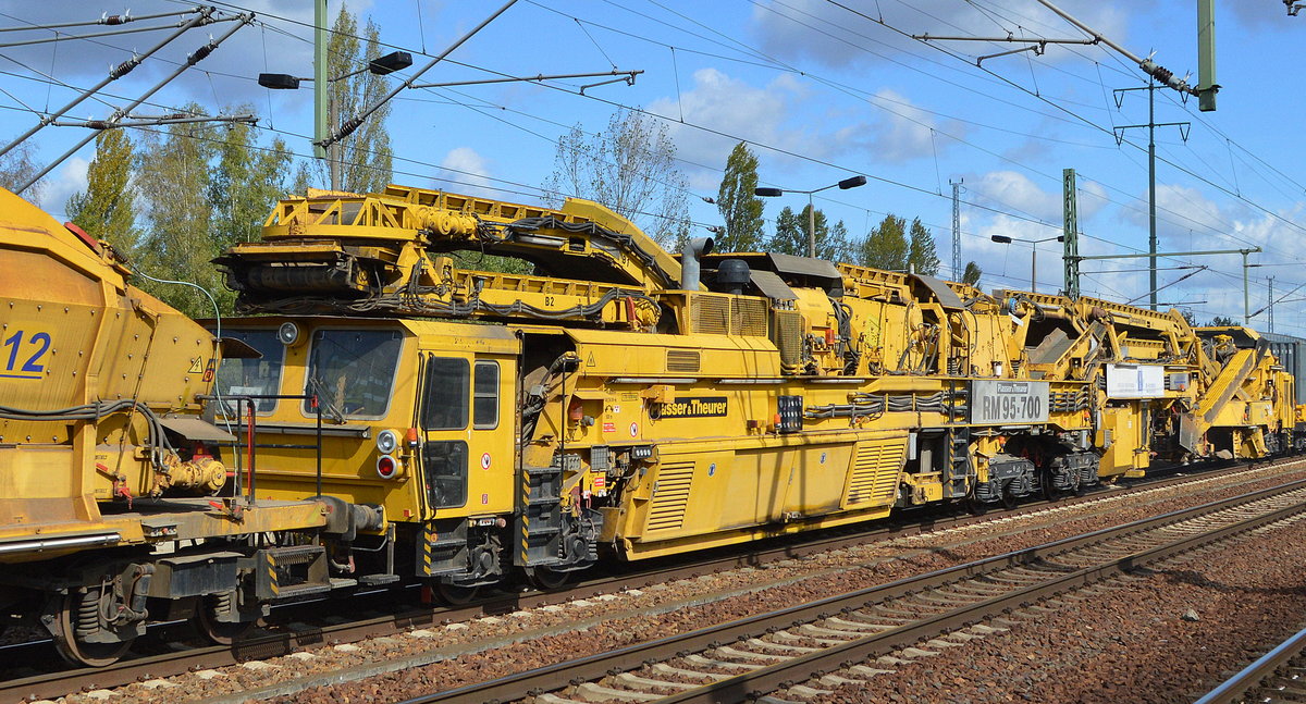 Nahaufnahme der recht betagten Plasser & Theurer RM 95-700 Bettungsreinigungsmaschine für Gleise und Weichen mit einer Aushubkette, einer Siebanlage und Beiwagen der Berliner Fa. MGW Gleis- und Weichenbau-GmbH & Co bei der Durchfahrt Bahnhof Flughafen Berlin Schönefeld am 19.09.19, Maschine war vor kurzem bei den Gleisbauarbeiten der S-Bahn Linie S75 nach Berlin Wartenberg im Einsatz. 