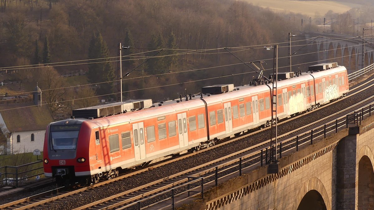 Nahaufnahme einer S5 während ihrer Überquerung des Bekeviadukts in Altenbeken. Aufgenommen am 24.3.2018 17:38