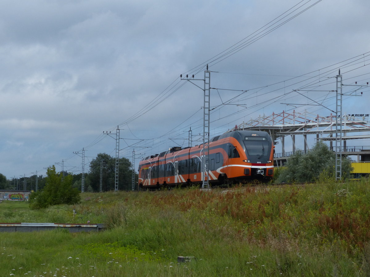 Nahe dem Stadion von Tallinn rauscht der Stadler-Flirt-Dieseltriebzug 2313 vorbei. 4.8.2016